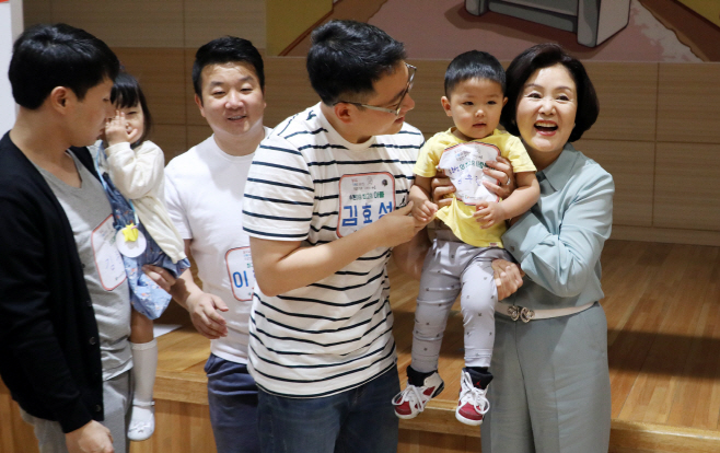 육아 아빠들과 대화하는 김정숙 여사