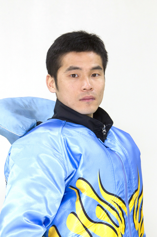 2-2. 김완석 상반신