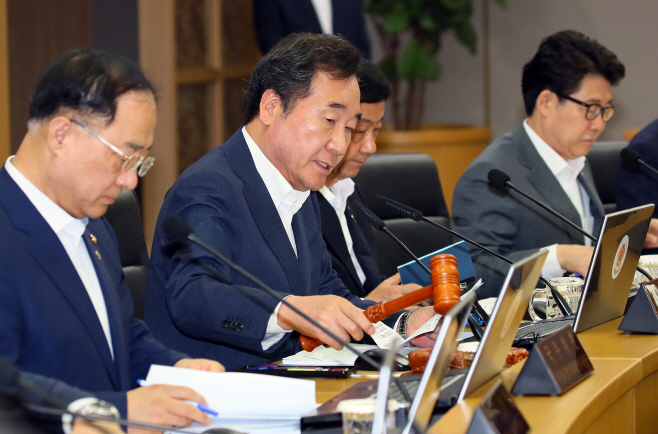 국무회의 주재하는 이 총리