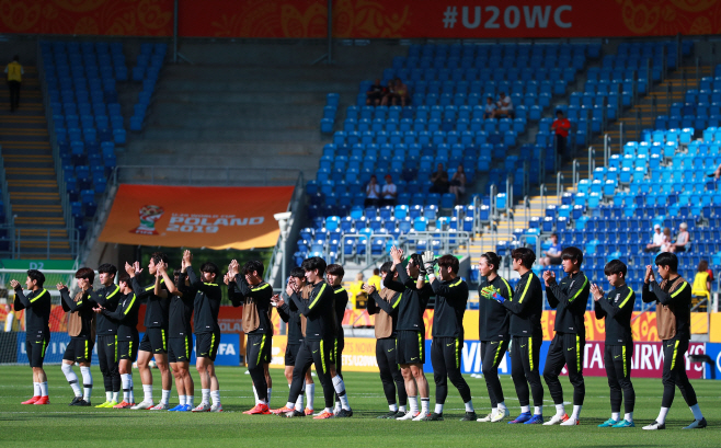 16강 한·일전, 인사하는 한국 U-20 대표팀