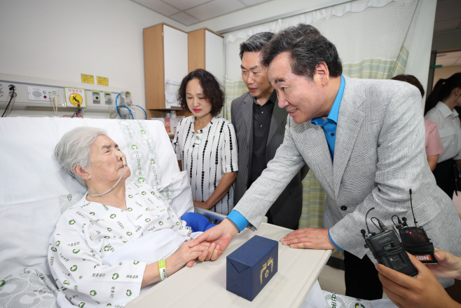 오희옥 애국지사 위문하는 이낙연 총리