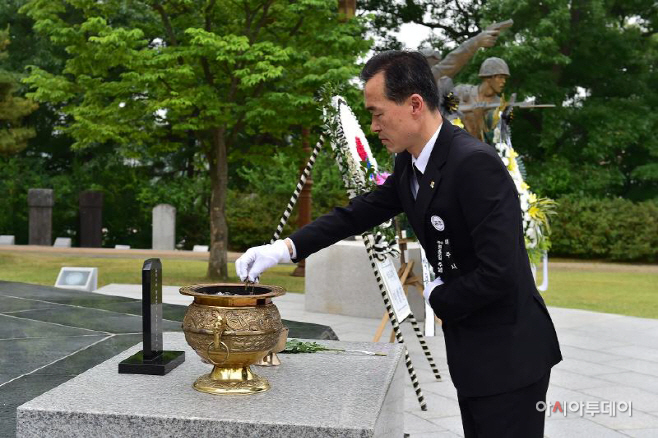 여주시, 제64회 현충일 추념식 개최(분향하는 이항진 여주시장)