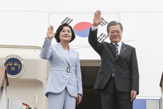 문 대통령 내외, 공군 1호기 탑승 전 인사