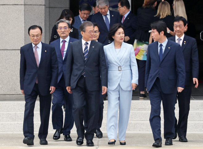 환송인사와 이동하는 문 대통령 내외
