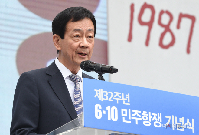 [포토]6·10 민주항쟁 기념식, 대통령 기념사 대독하는 진영 장관