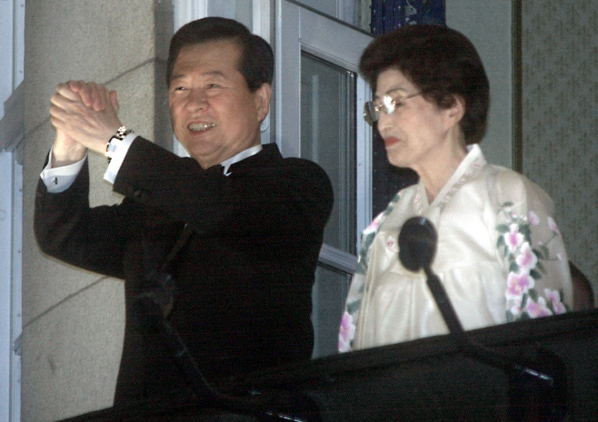 故김대중 전 대통령 옆 이희호 여사<YONHAP NO-0093>