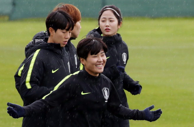 빗속을 달리다!<YONHAP NO-0238>