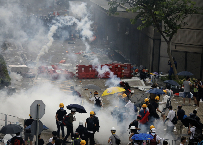 최루가스 연기 자욱한 홍콩 도심