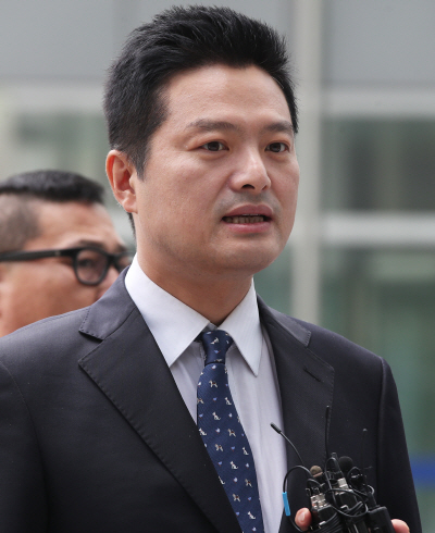 질문에 답하는 김태우 전 수사관