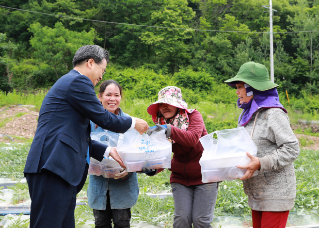 외국인 계절근로자에 고국 음식 도시락 제작 배달)