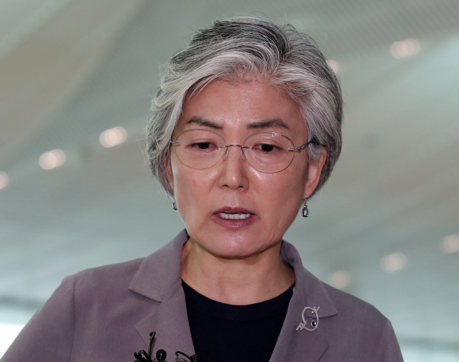 슬로바키아 출장 떠나는 강경화 장관