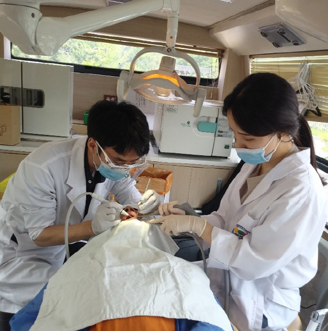 치과진료를 받고 있는 모습
