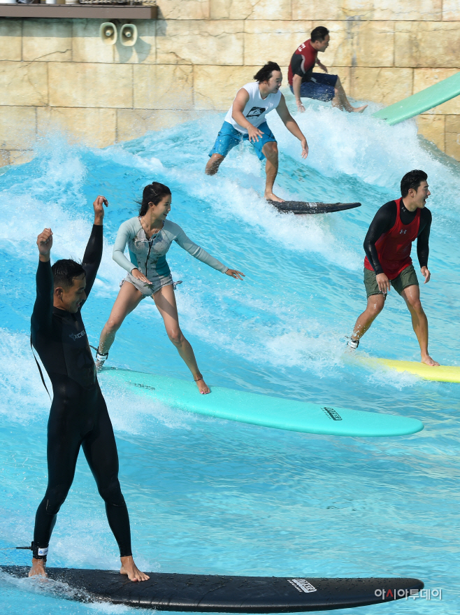 [포토]캐리비안 베이 '진짜같은 인공 파도 서핑'