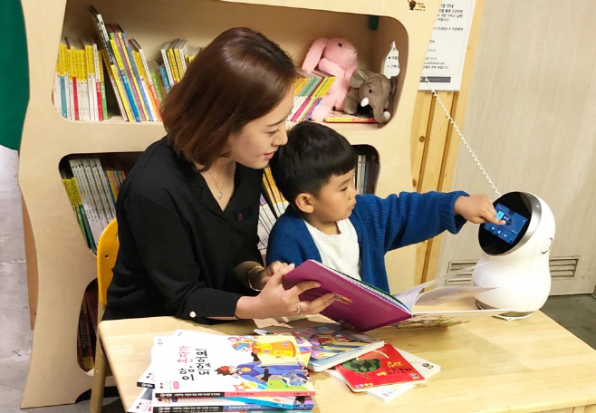 [참고사진]인공지능 교육 로봇을 체험하는 모습 (2)