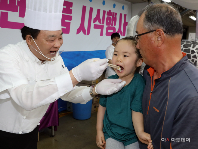 (사진자료)수협대대적인판촉행사에팔걷어_(1)