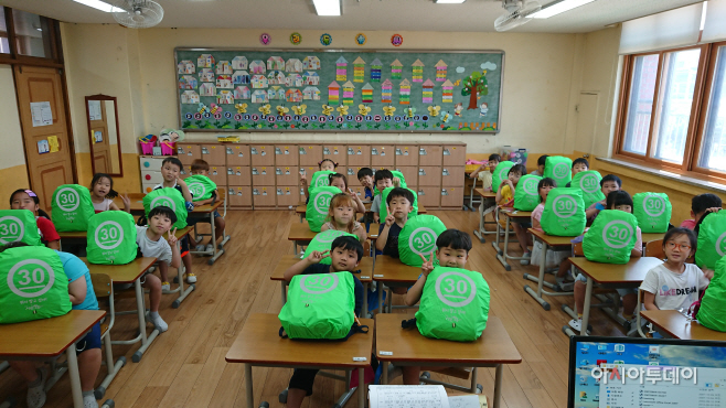 구리시, 안전한 등하굣길 위한 가방 안전 덮개 보급