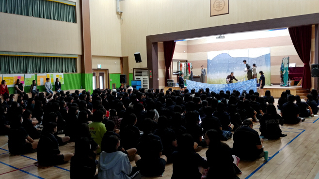 장안면 장안여자중학교 ‘쿠니 아리랑’ 연극 공연 모습