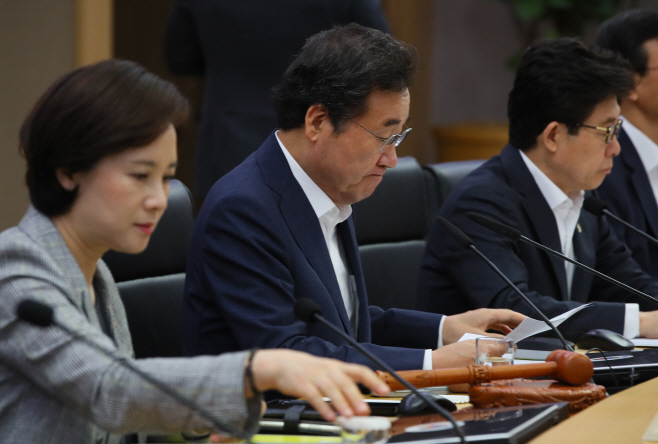 국정현안회의 준비하는 이 총리