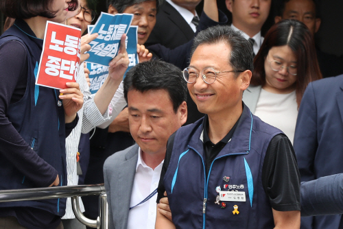 웃는 얼굴로 법정 나서는 김명환 위원장