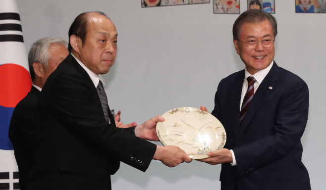 동포간담회 선물 받는 문 대통령