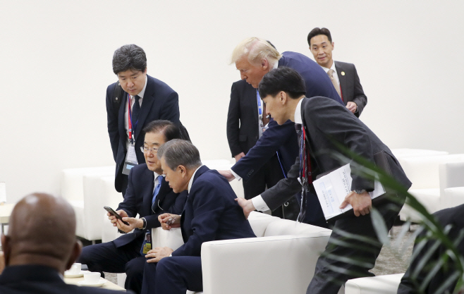문 대통령에게 다가가는 트럼프 대통령