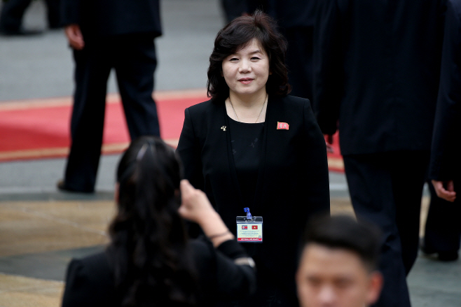 기념촬영하는 최선희