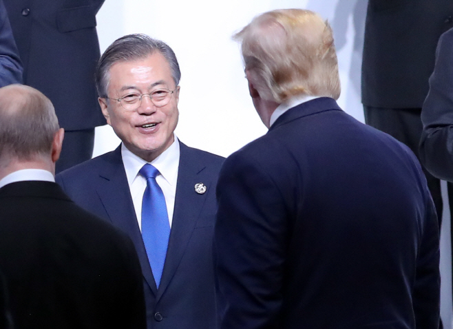 트럼프 대통령과 인사하는 문 대통령