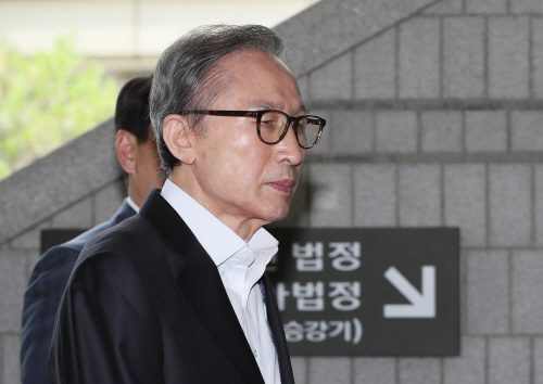 법정 향하는 이명박 전 대통령
