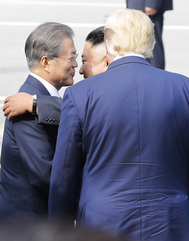 인사 나누는 문재인 대통령-김정은 북한 국무위원장
