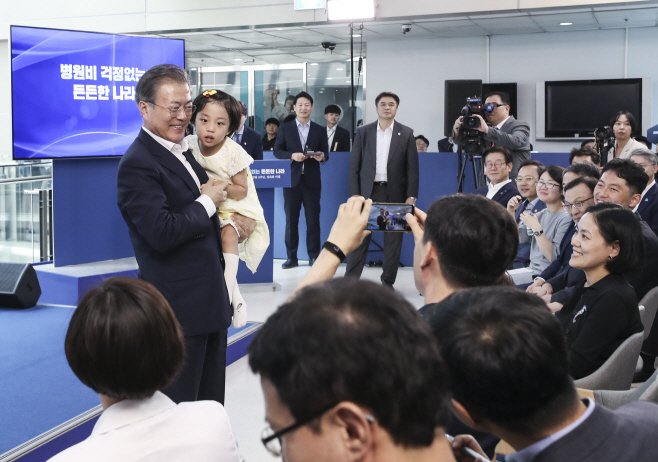 어린아이 안아주는 문 대통령