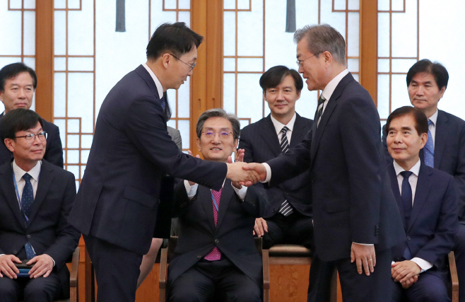 국세청장 임명장 수여하는 문 대통령