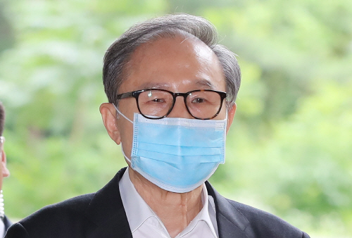 '폐렴 치료 여파?' 마스크 한 이명박