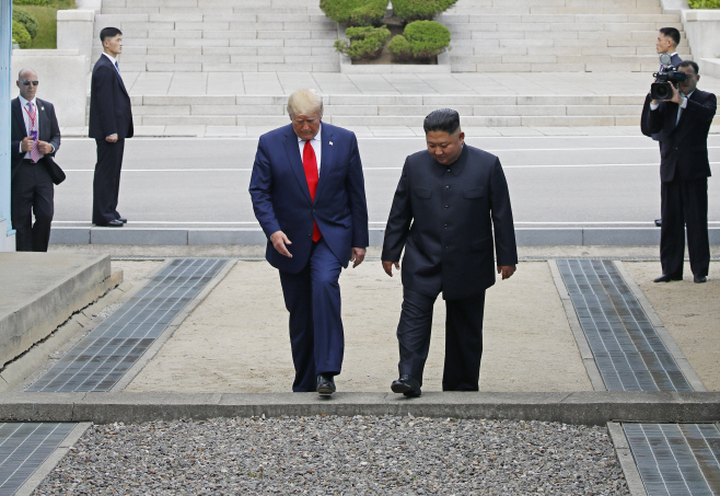 함께 군사분계선 넘는 북미 정상<YONHAP NO-2588>