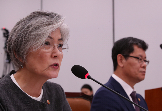질의에 답변하는 외교부 장관