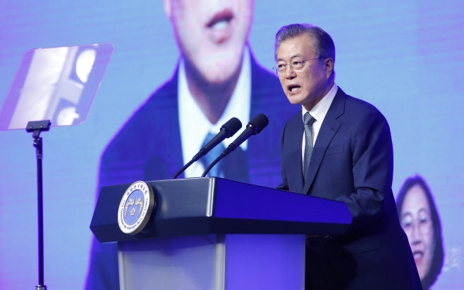 사회적경제 활성화 말하는 문 대통령