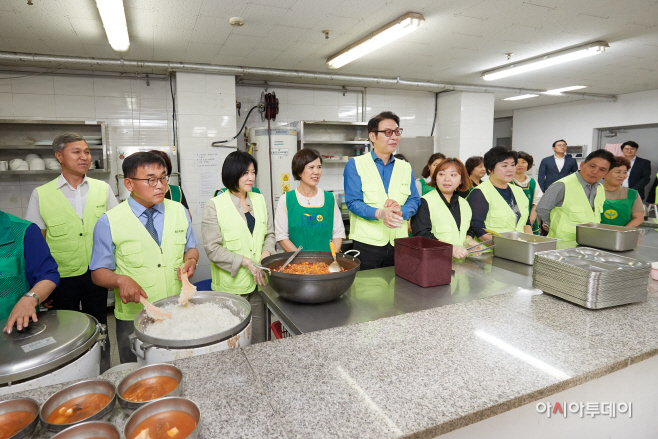제8대 용인시의회 개원 1주년 배식 봉사활동 실시(수지구)