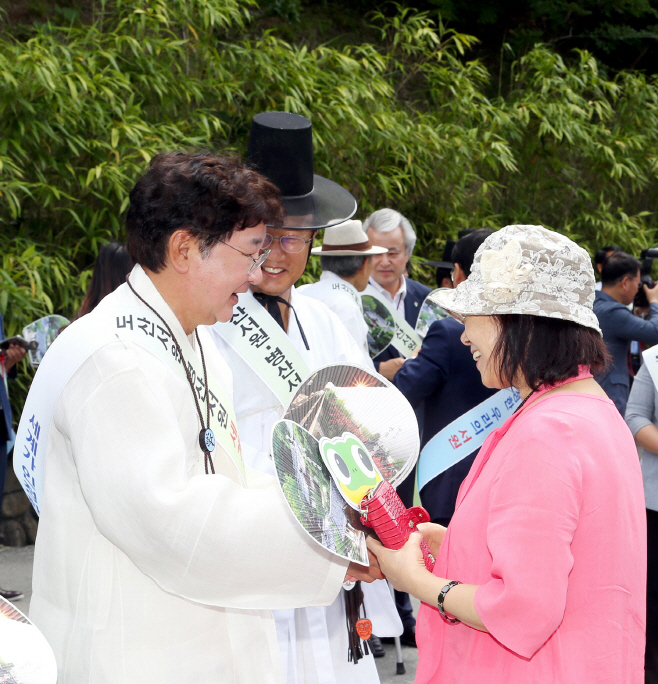 도산서원_축하행사(기념품_건네는_권영세_안동시장)