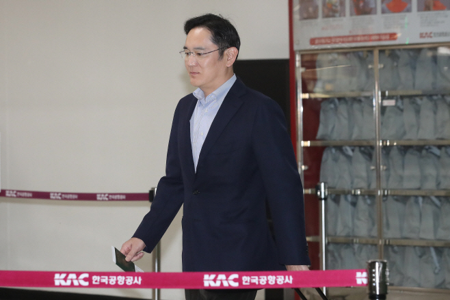 출국하는 이재용<YONHAP NO-3032>