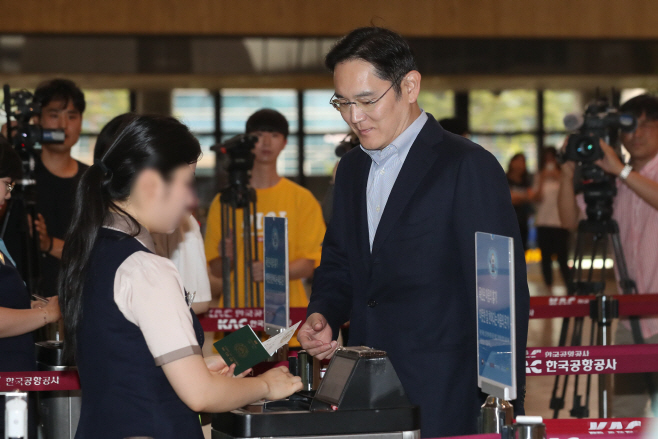 출국하는 이재용 부회장<YONHAP NO-3064>