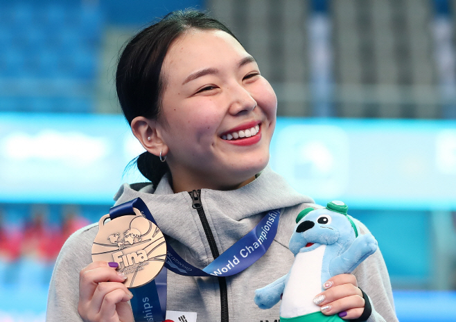 김수지, 메달 좋아요<YONHAP NO-3543>