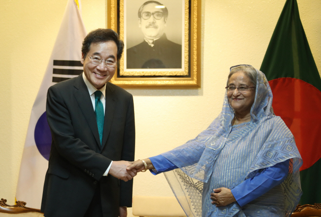 하시나 방글라데시 총리와 악수하는  이낙연 총리