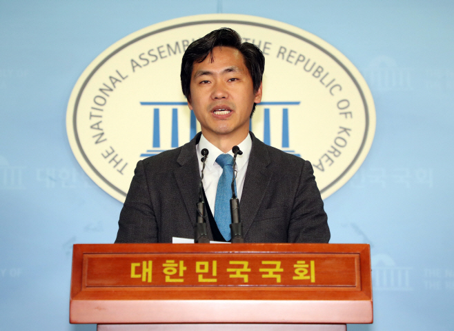 현안 관련 논평하는 이종철 대변인