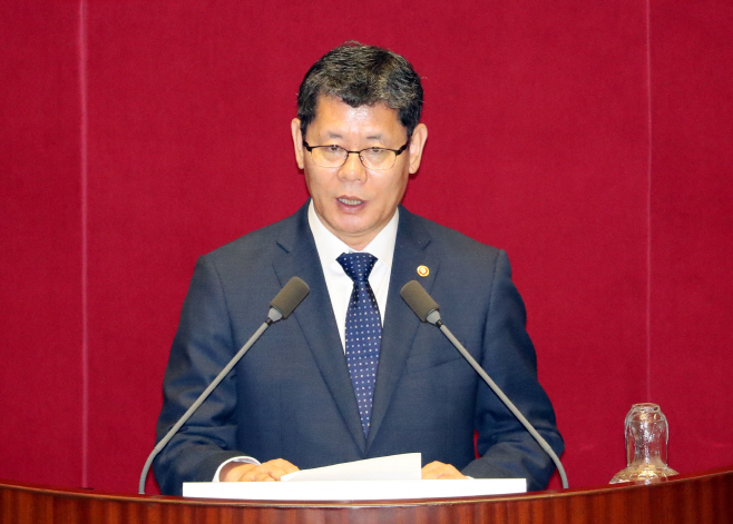 신임 국무위원 인사하는 김연철 장관