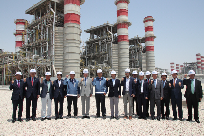 카타르 담수복합발전소 직원들과 기념촬영 하는 이낙연 총리
