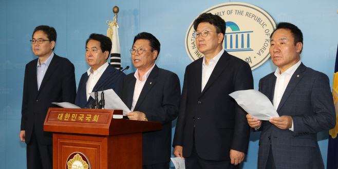 야당탄압 수사관련 기자회견하는 한국당 의원들