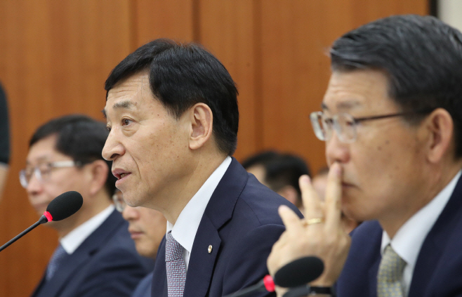 답변하는 한국은행 이주열 총재