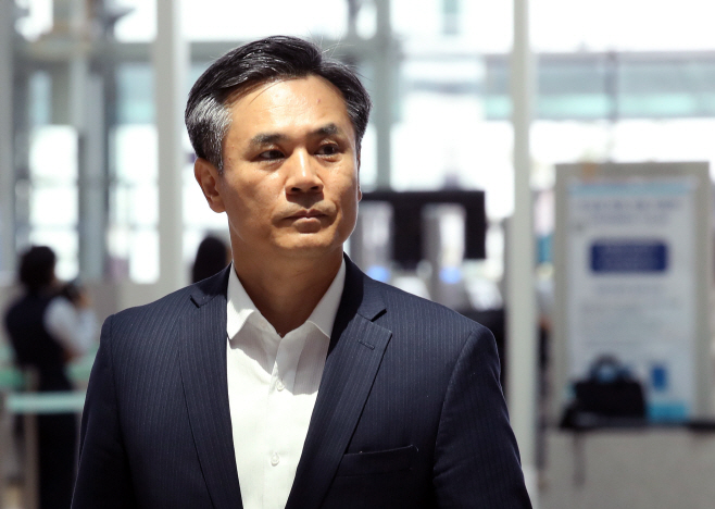 출국하는 김승호 산업부 실장<YONHAP NO-2392>
