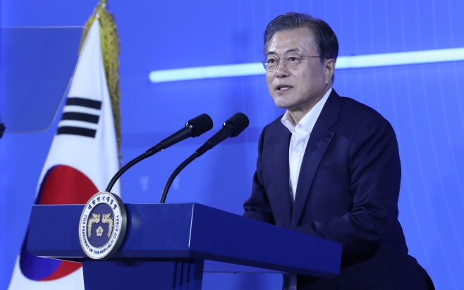 문 대통령, 구미 일자리 투자 협약식 참석