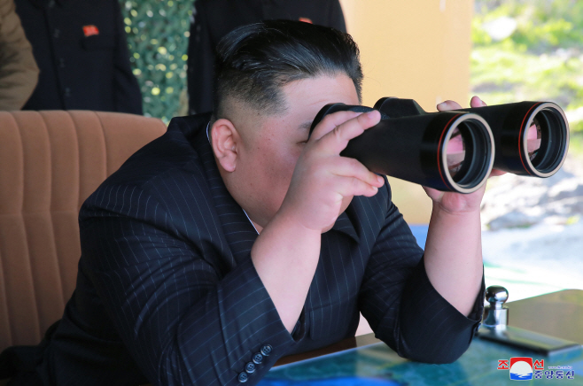북한, 서부전선방어부대 화력타격훈련…김정은 지도