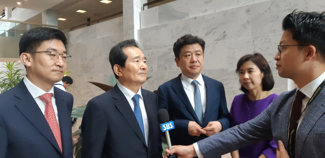인터뷰하는 방미 의원단